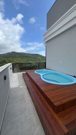 Uma das vistas da cobertura, área da piscina com linda paisagem pra área verde 