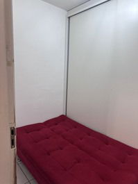 Quarto pequeno com sofá cama 