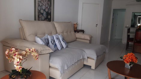 APARTAMENTO GRANDE CON AIRE Y TV EN 3DORM.E HABITACIÓN, NET, WIFI, 2 GARS, SERVICIO DE SERV.