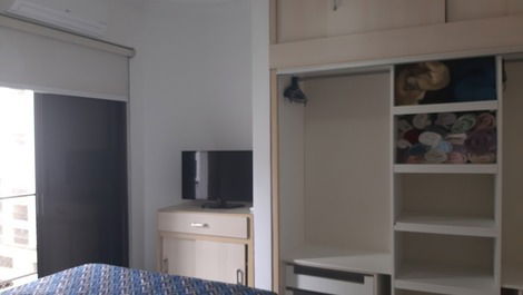 APARTAMENTO GRANDE CON AIRE Y TV EN 3DORM.E HABITACIÓN, NET, WIFI, 2 GARS, SERVICIO DE SERV.