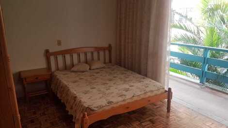 Quarto casal superior com sacada 