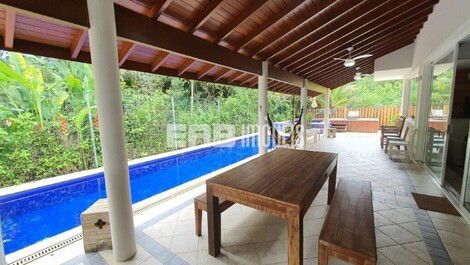 Linda casa com piscina e espaço gourmet. Acomodações para 11 pessoas