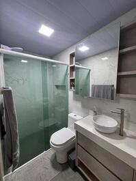 Apartamento em meia praia com 3 quartos