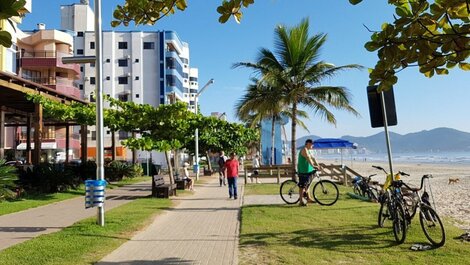 Apartamento em meia praia com 3 quartos