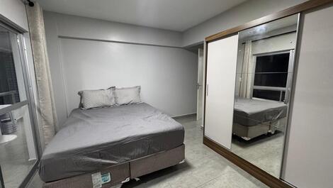 Apartamento em meia praia com 3 quartos