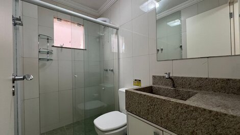 209 - Apartamento de 3 quartos no centro de Bombinhas