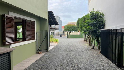 Excelente Sobrado contendo 1 suite + 4 quartos com AC, WI-FI,50m mar