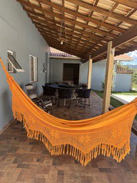 Varanda com mesa, área da piscina