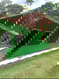 Casa chalé cercada por mata natural, com uma vista linda!
