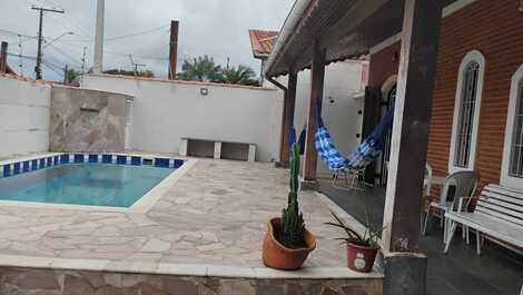 Piscina com cascata e hidromassagem.