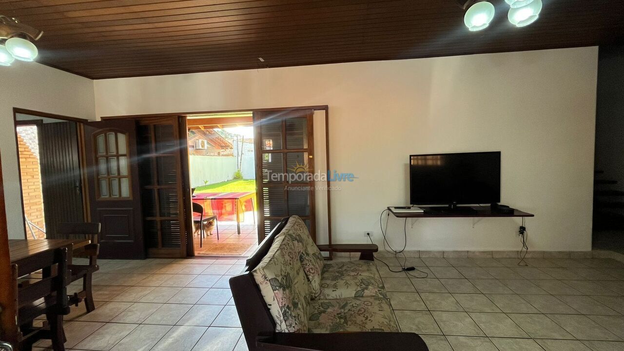 Casa para alquiler de vacaciones em Caraguatatuba (Capricórnio)