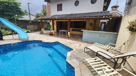 House with 4 suites, A/C, swimming pool, barbecue, prime location, Praia da Enseada