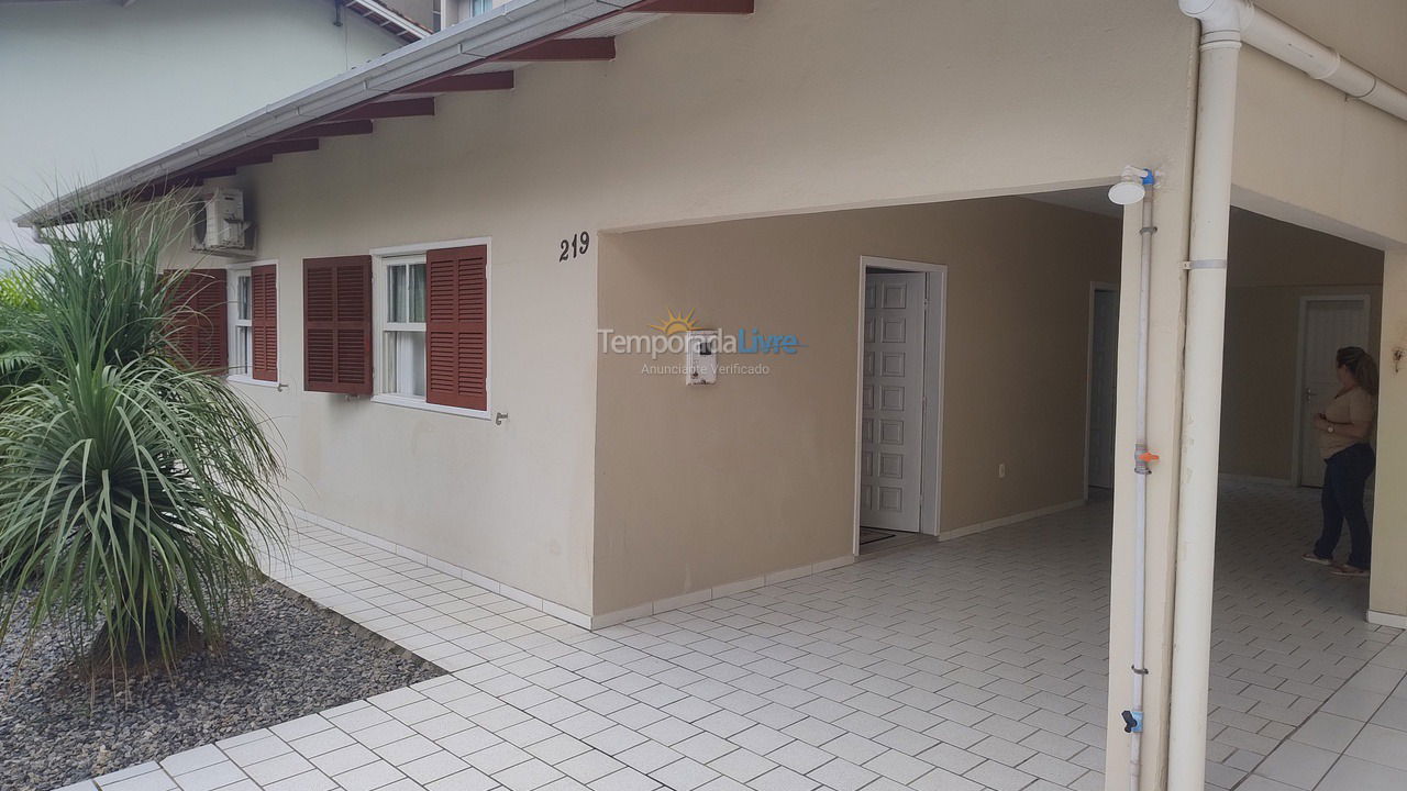 Apartamento para aluguel de temporada em Itapema (Meia Praia)