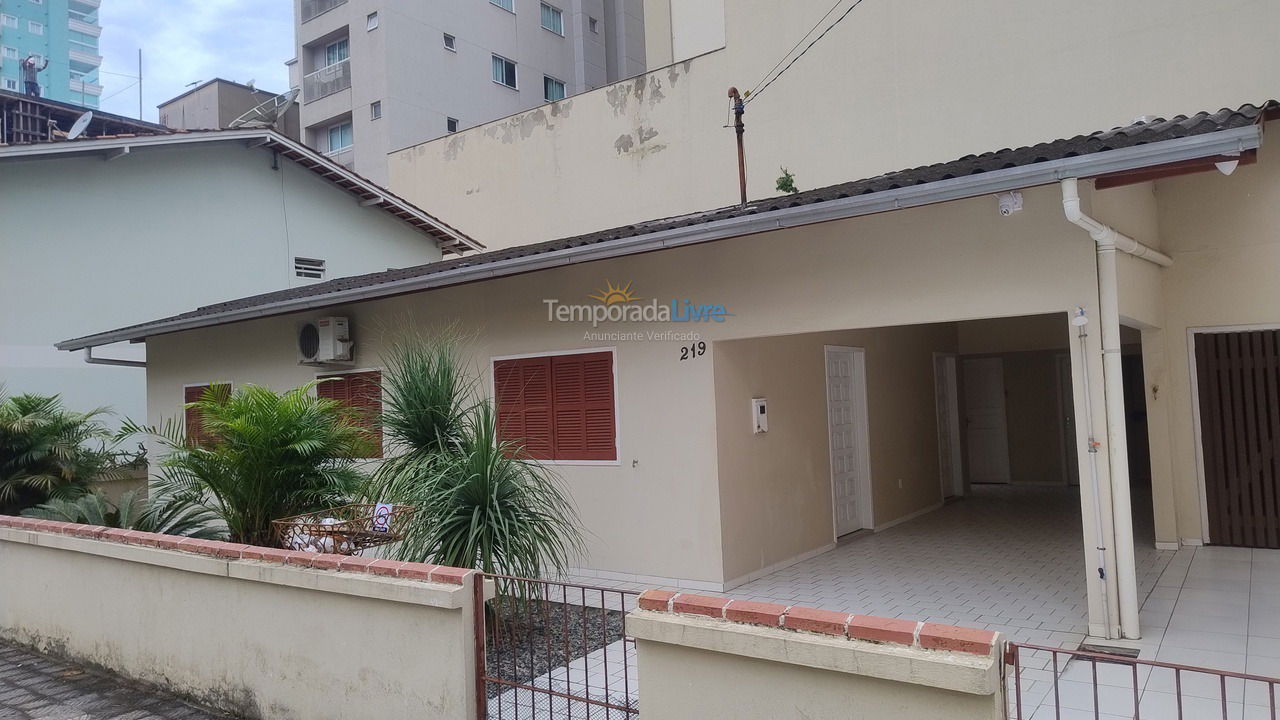 Apartamento para aluguel de temporada em Itapema (Meia Praia)