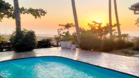 Casa con vistas al mar, piscina y acceso directo a la playa! 🌊🌴