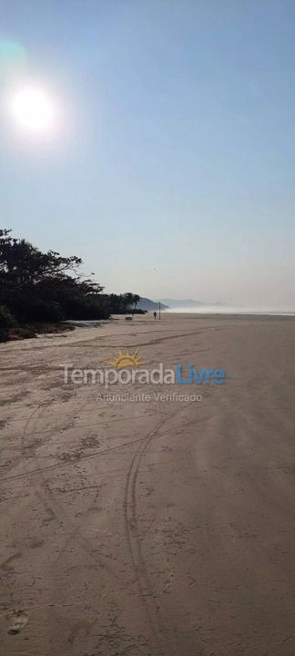 Casa para alquiler de vacaciones em Bertioga (Praia de Guaratuba)