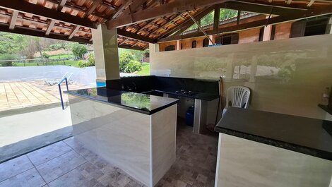 Sítio com 5 suítes, piscina e área gourmet LT0051