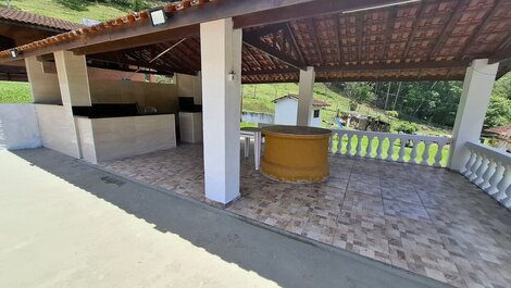 Sítio com 5 suítes, piscina e área gourmet LT0051