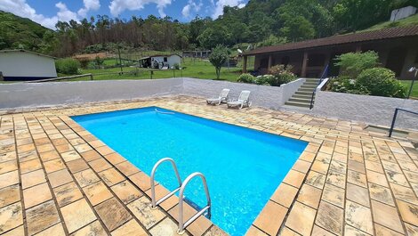 Sítio com 5 suítes, piscina e área gourmet LT0051