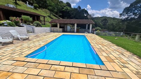 Sítio com 5 suítes, piscina e área gourmet LT0051