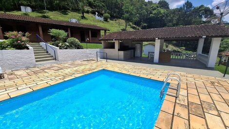 Sítio com 5 suítes, piscina e área gourmet LT0051