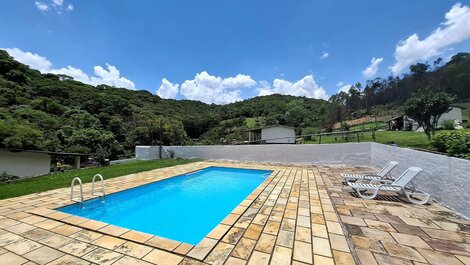 Sítio com 5 suítes, piscina e área gourmet LT0051