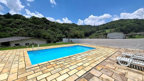 Sítio com 5 suítes, piscina e área gourmet LT0051