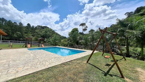 Rancho para eventos com salão e piscina LT0050