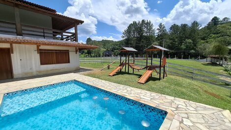 Rancho para eventos com salão e piscina LT0050