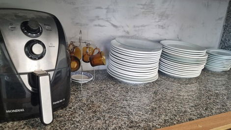 Air fryer e utensílios de cozinha. 