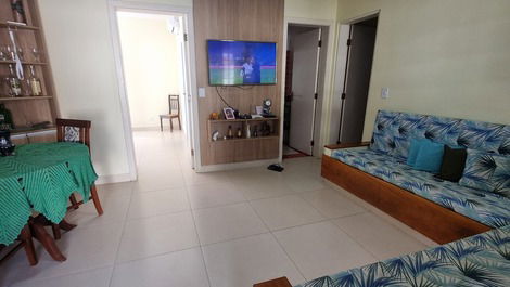 Sala com sofás, tv, wi-fi e uma mesa para trabalhar. 