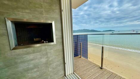 Beachfront house on Morrinhos beach for 12 people