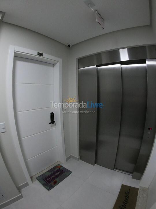 Apartamento para aluguel de temporada em Governador Celso Ramos (Praia de Palmas)