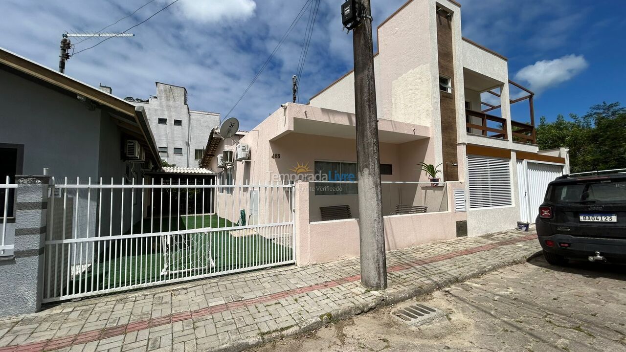 Casa para aluguel de temporada em Bombinhas (Praia de Zimbros)