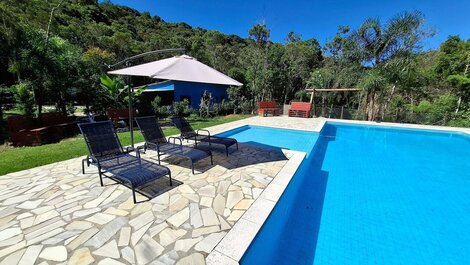 Chácara com piscina, lazer e natureza LT0061