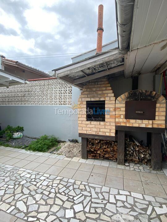 Casa para aluguel de temporada em Bombinhas (Praia de Zimbros)