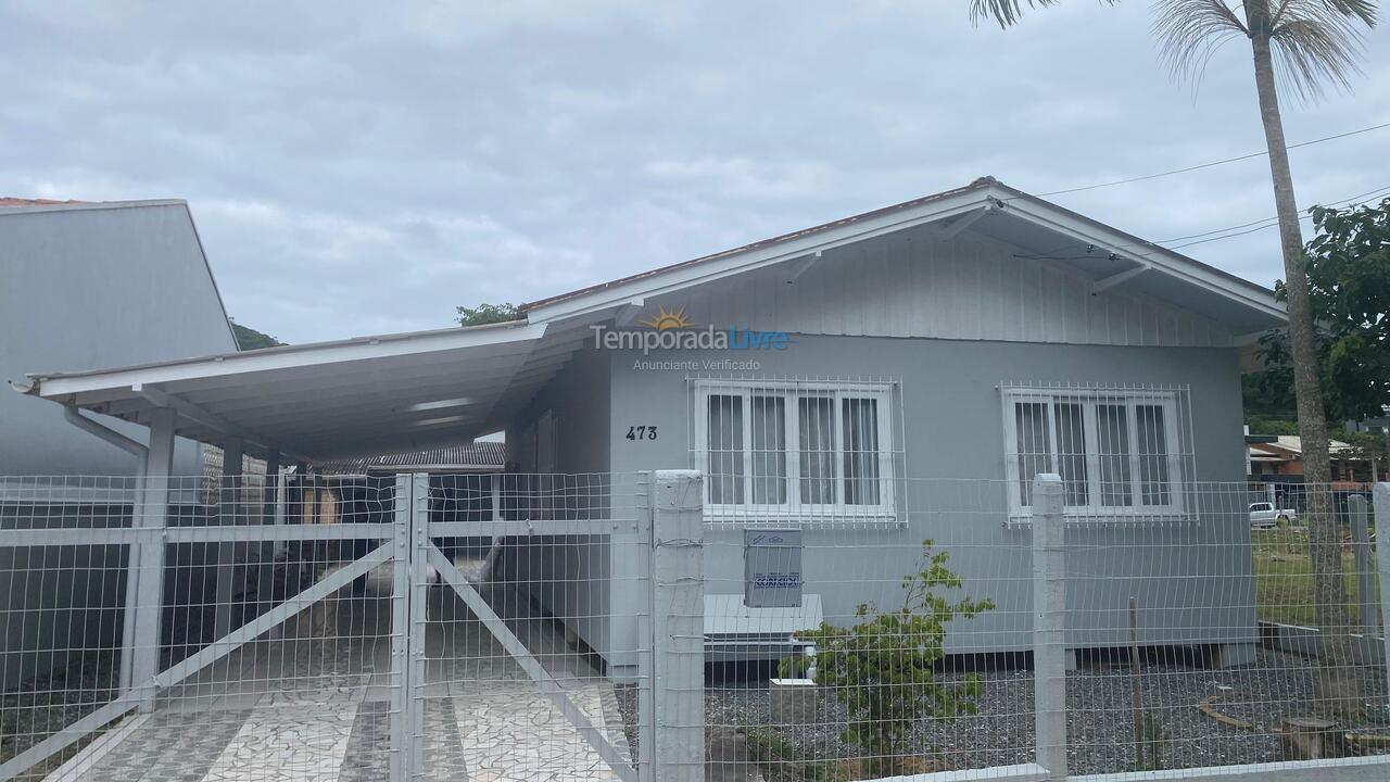 Casa para aluguel de temporada em Bombinhas (Praia de Zimbros)