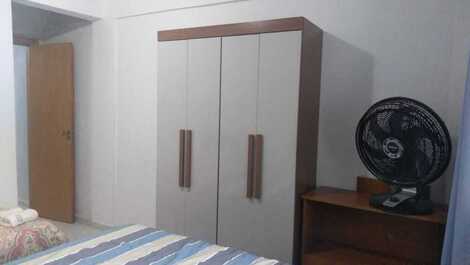 Quarto 01: guarda-roupa/ ventilador/ cômoda.