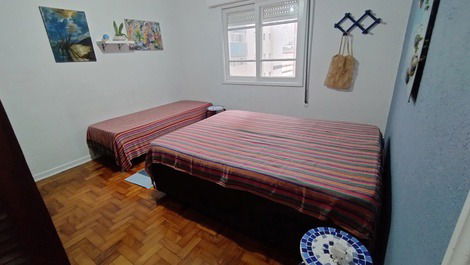 Quarto com uma cama de casal e uma cama de solteiro 