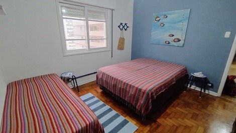 No quarto também tem um colchão de solteiro 