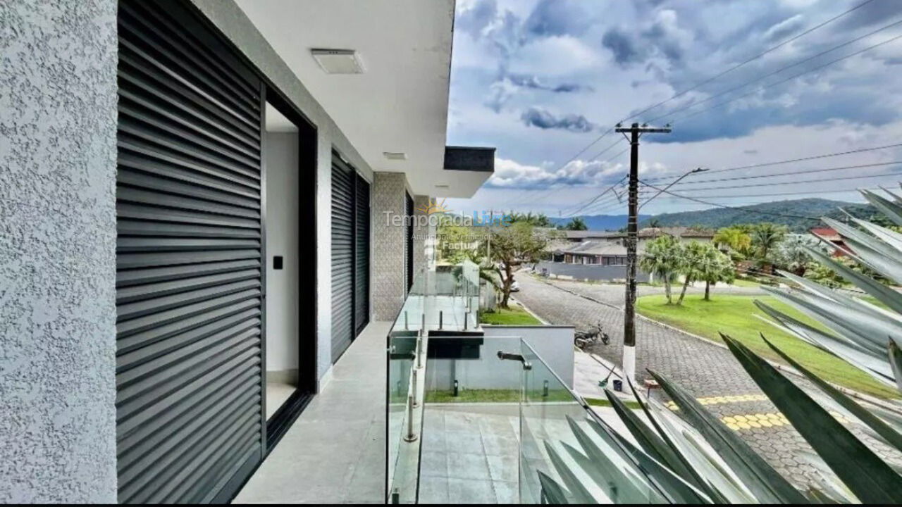 Casa para aluguel de temporada em Guarujá (Jardim Acapulco)