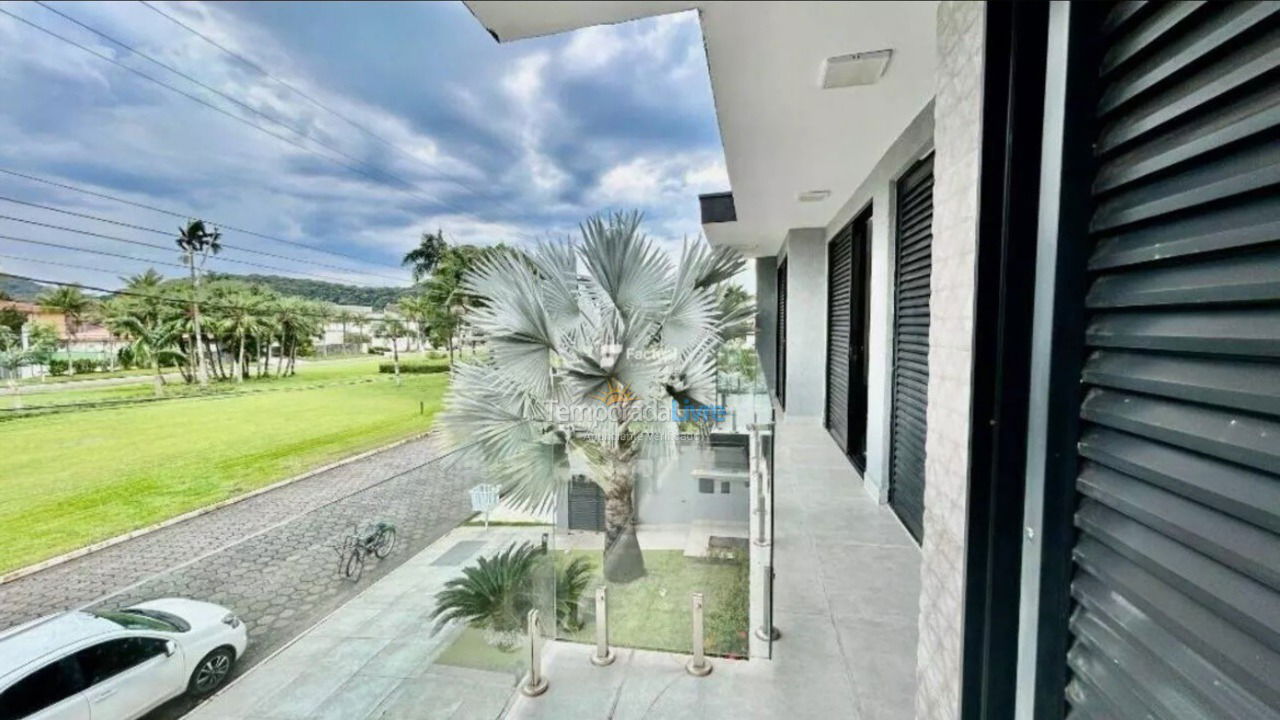 Casa para aluguel de temporada em Guarujá (Jardim Acapulco)