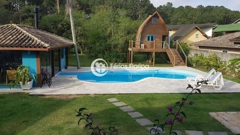 4 Dormitorios siendo 3 Suites, Espacio Gourmet, Piscina y Campo de voleibol