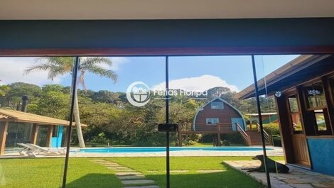 4 Dormitorios siendo 3 Suites, Espacio Gourmet, Piscina y Campo de voleibol