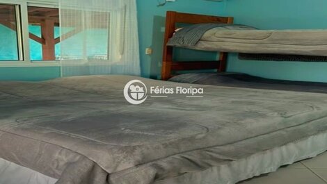 4 Dormitorios siendo 3 Suites, Espacio Gourmet, Piscina y Campo de voleibol