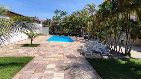 CASA COM PISCINA, BERTIOGA - JD INDAIÁ - 2 QUADRAS DA PRAIA