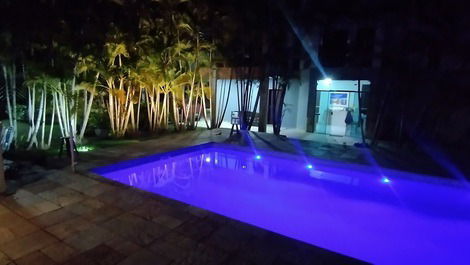 CASA COM PISCINA, BERTIOGA - JD INDAIÁ - 2 QUADRAS DA PRAIA