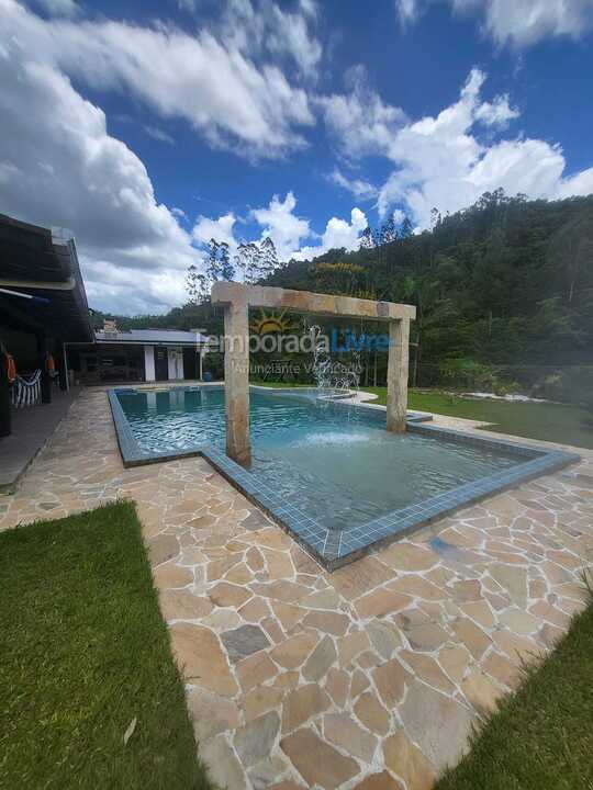 Granja para alquiler de vacaciones em Presidente Nereu (O Vale do Colibri)