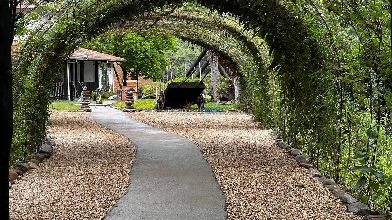 Granja para alquiler de vacaciones em Presidente Nereu (O Vale do Colibri)