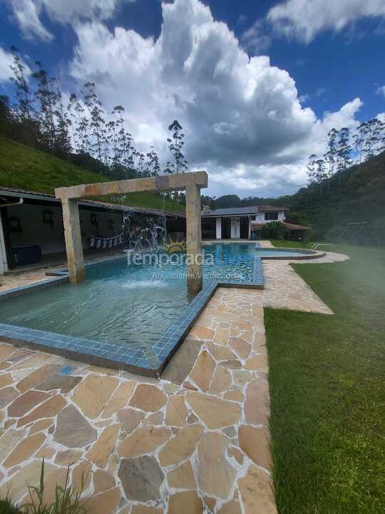 Granja para alquiler de vacaciones em Presidente Nereu (O Vale do Colibri)